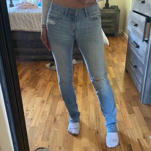 Hollister jeans slim fit 3R…26 waist and 32 length. Mid/low rise